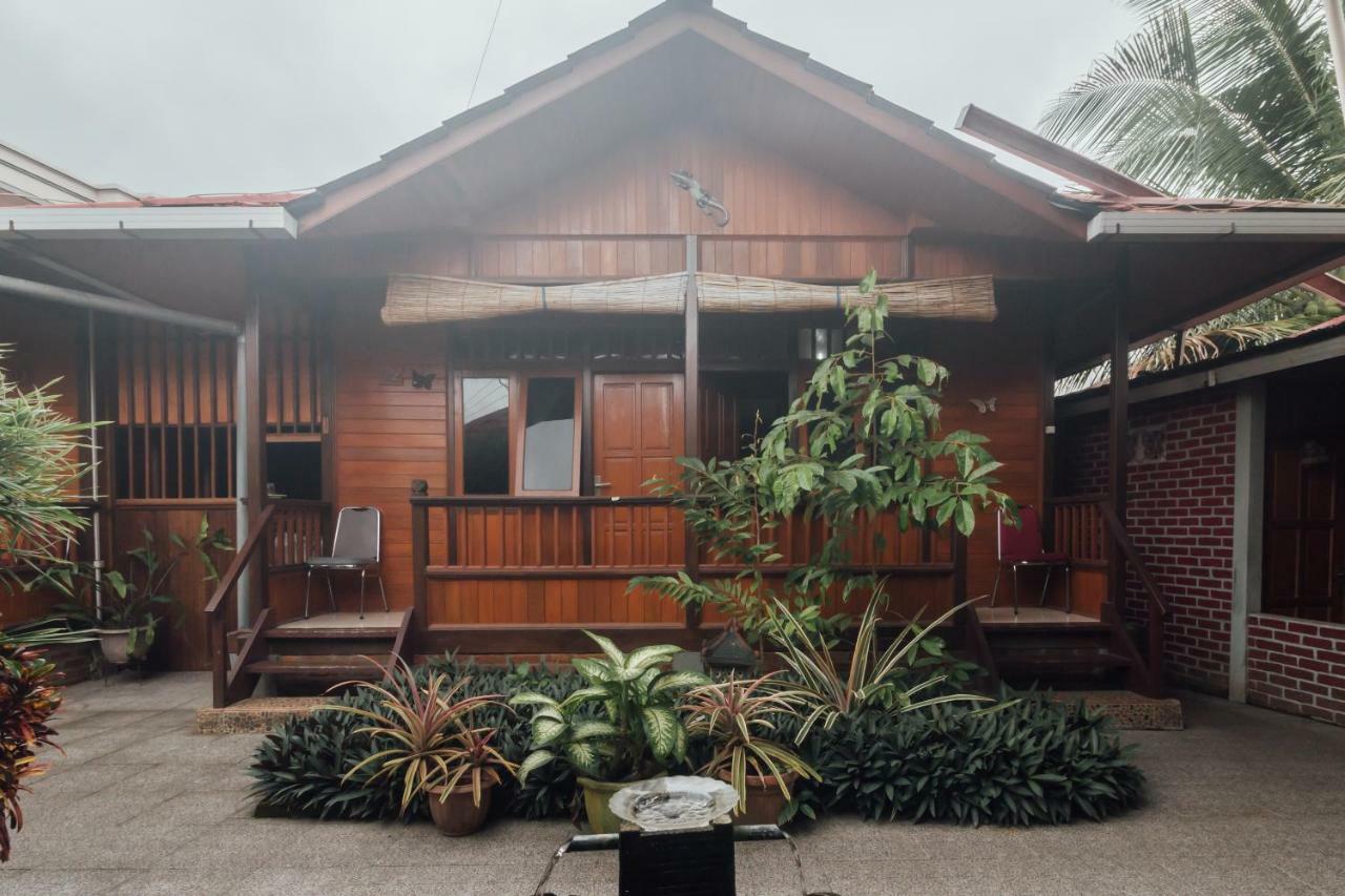 Vaccinated Staff - Oyo 1300 Crecia Guest House Hatu Exterior photo