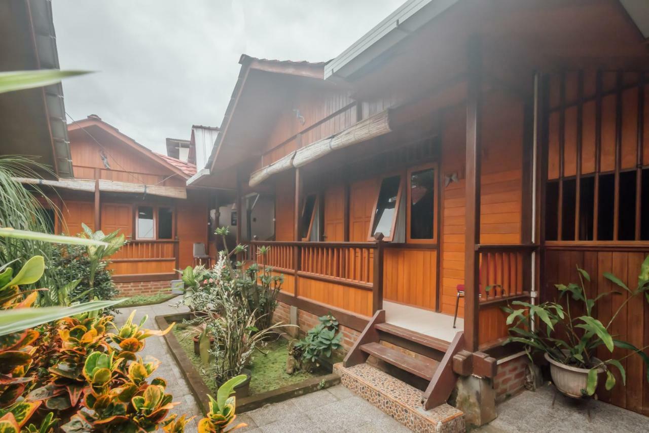 Vaccinated Staff - Oyo 1300 Crecia Guest House Hatu Exterior photo