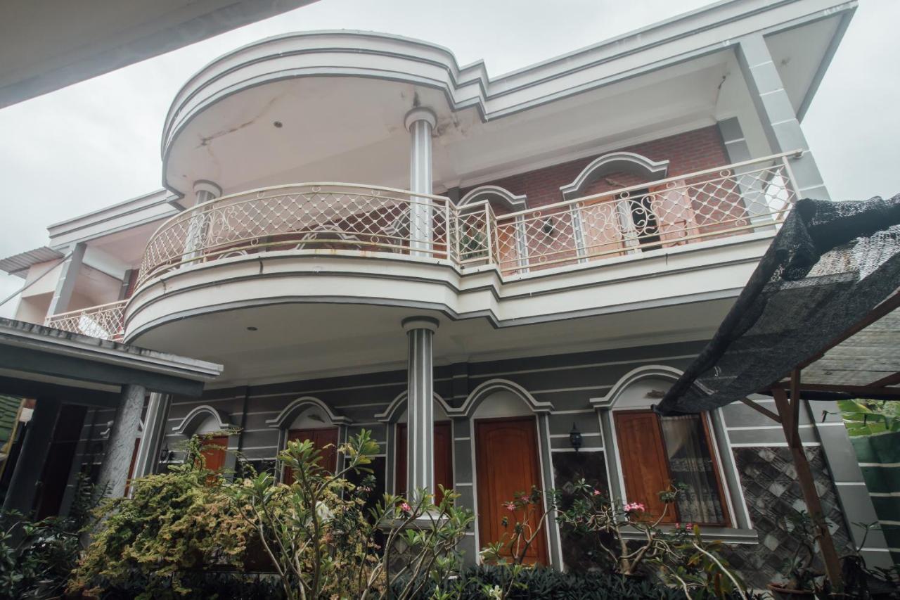 Vaccinated Staff - Oyo 1300 Crecia Guest House Hatu Exterior photo