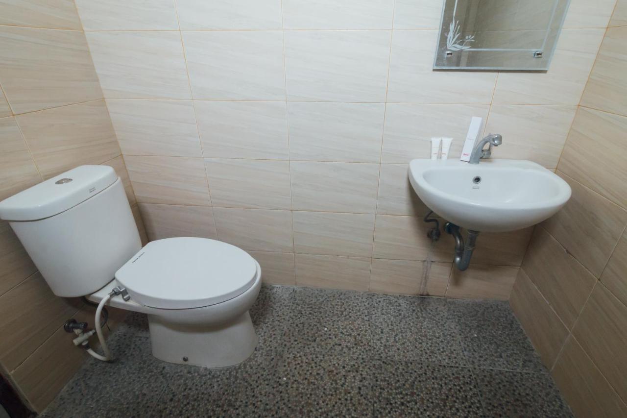 Vaccinated Staff - Oyo 1300 Crecia Guest House Hatu Exterior photo