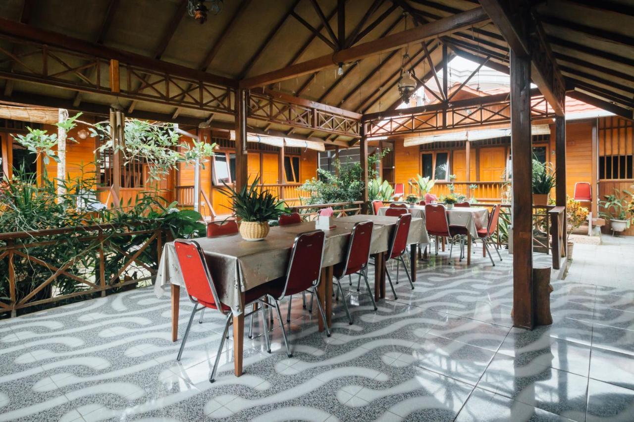 Vaccinated Staff - Oyo 1300 Crecia Guest House Hatu Exterior photo